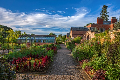 MORTON_HALL_GARDENS_WORCESTERSHIRE_KITCHEN_GARDEN_IN_LATE_SUMMER_GREENHOUSE_THE_HALL_BEDS_WALL_WALLE