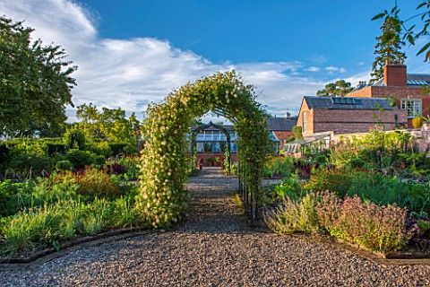 MORTON_HALL_GARDENS_WORCESTERSHIRE_KITCHEN_GARDEN_IN_LATE_SUMMER_GREENHOUSE_COUNTRY_HOUSE_CLASSIC_VE