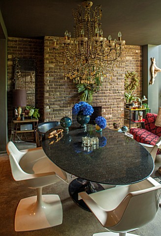ABIGAIL_AHERN_HOUSE_LONDON_LIVING_ROOM__DINING_ROOM__CHAIRS_AND_BLACK_TABLE_CHANDELIER_FIREPLACE_INT