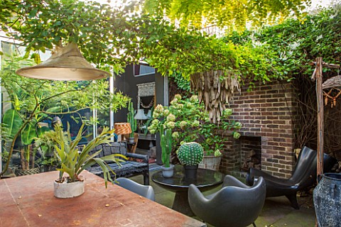 ABIGAIL_AHERN_HOUSE_LONDON_TOWN_GARDEN_WITH_TABLE_CHAIRS_LIGHT_FIREPLACE_FAUX_CACTUS