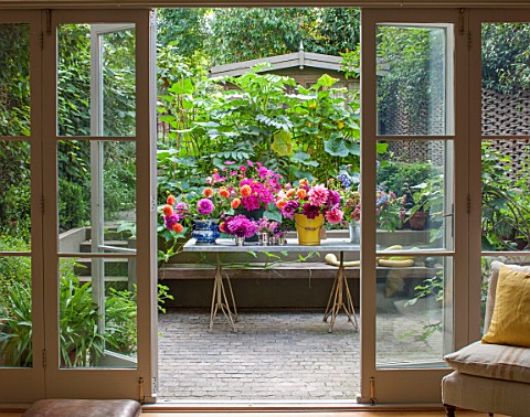 HENRIETTA_COURTAULDS_HOUSE_NOTTING_HILL_LONDON_THE_LAND_GARDENERS__VIEW_THROUGH_DOORS_TO_SMALL_TOWN_