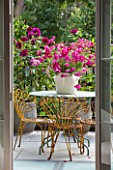 HENRIETTA COURTAULDS HOUSE, NOTTING HILL, LONDON: THE LAND GARDENERS - LIVING ROOM, TERRACE, ROOF GARDEN WITH TABLE, CHAIRS, CONTAINER WITH COSMOS DAZZLER