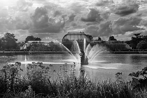 ROYAL_BOTANIC_GARDENS_KEW_BLACK_AND_WHITE_IMAGE_OF_FOUNTAIN_LAKE_AND_VICTORIAN_PALM_HOUSE_IN_AUTUMN_