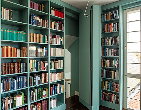 MORTON_HALL_WORCESTERSHIRE_SECRET_DOOR_IN_LIBRARY_SHELVES_LEADING_TO_GYM
