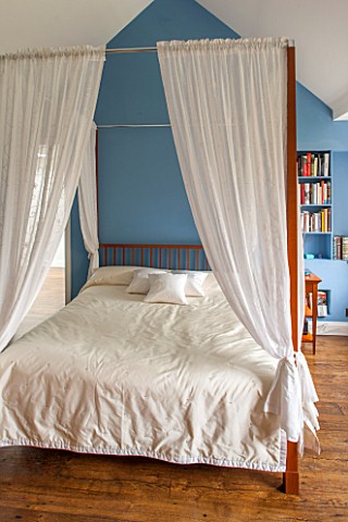 MORTON_HALL_WORCESTERSHIRE_BEDROOM_IN_FB_COOKS_BLUE_FOUR_POSTER_BED_AMADE_IN_CHERRY_WOOD_BY_WIENER_W