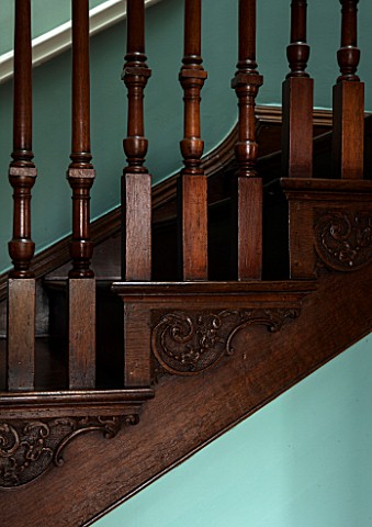 MORTON_HALL_WORCESTERSHIRE_DETAILS_OF_CARVING_IN_MAIN_WOODEN_STAIRCASE
