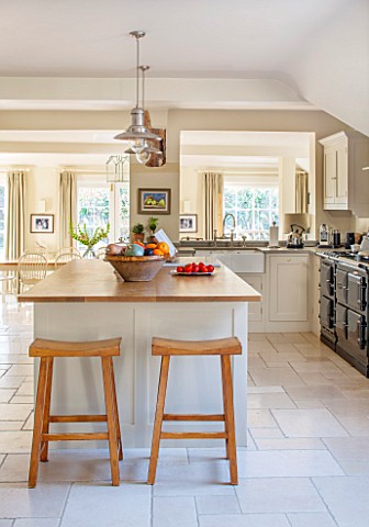 THE_COACH_HOUSESURREY_COUNTRY_KITCHEN_BY_PLAIN_ENGLISHSTOOLS_FROM_POTTERY_BARN_NEUTRAL_DECORLIGHTAIR