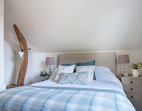 THE_COACH_HOUSESURREY_GUEST_BEDROOM__BLANKET_FROM_NEPTUNE_CUSHIONS_FROM_HUDSON_HOMES__INTERIORS_NEUT