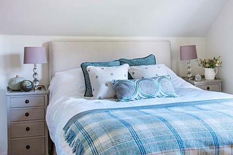 THE_COACH_HOUSESURREY_GUEST_BEDROOM_WITH_BLANKET_FROM_NEPTUNE_CUSHIONS_FROM_HUDSON_HOMES__INTERIORS_