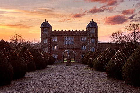 BURTON_AGNES_HALL_EAST_YORKSHIRE_CHRISTMAS__THE_GATEHOUSE_AT_SUNRISE__MORNING_LIGHT_YEW_TAXUS_BACCAT