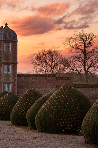 BURTON_AGNES_HALL_EAST_YORKSHIRE_CHRISTMAS__THE_GATEHOUSE_AT_SUNRISE__MORNING_LIGHT_YEW_TAXUS_BACCAT