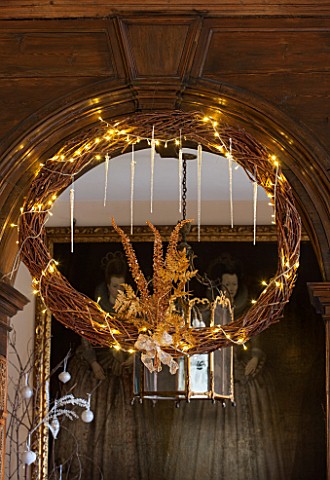 BURTON_AGNES_HALL_EAST_YORKSHIRE_CHRISTMAS___GREAT_HALL__DRIED_VINE_WREATH_DECORATED_WITH_GOLDEN_FER