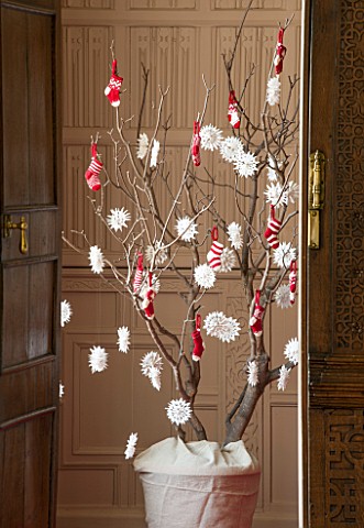 BURTON_AGNES_HALL_EAST_YORKSHIRE_CHRISTMAS__THE_JUSTICES_ROOM__A_SYCAMORE_BRANCH_DECORATED_WITH_PAPE