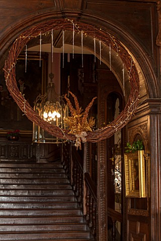 BURTON_AGNES_HALL_EAST_YORKSHIRE_CHRISTMAS__OAK_STAIRCASE_DECORATED_WITH_HUGE_VINE_WREATH_GATHERED_F