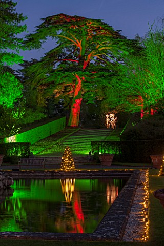 BLENHEIM_PALACE_OXFORDSHIRE_WINTER_CHRISTMAS_WATER_TERRACE_AND_TREE_LIT_UP_AT_NIGHT_WINTER_DECORATIO