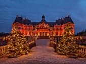 VAUX LE VICOMTE, FRANCE: THE FRONT OF THE CHATEAU AT NIGHT AT CHRISTMAS. ILLUMINATION, ILLUMINATED, DECRATION, DUSK, PARK, GARDEN, WINTER, CHRISTMAS TREE, TREES