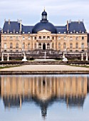 VAUX LE VICOMTE, FRANCE: VIEW OF THE BACK OF THE CHATEAU FROM THE FORMAL LAKE IN WINTER. CHRISTMAS, REFLECTION, REFLECTED, REFLECTIONS