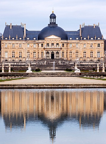 VAUX_LE_VICOMTE_FRANCE_VIEW_OF_THE_BACK_OF_THE_CHATEAU_FROM_THE_FORMAL_LAKE_IN_WINTER_CHRISTMAS_REFL