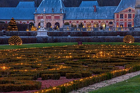 VAUX_LE_VICOMTE_FRANCE_THE_PARTERRE_AT_NIGHT_AT_CHRISTMAS_DECORATED_WITH_FAIRY_LIGHTS_ILLUMINATION_I