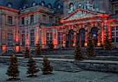 VAUX LE VICOMTE, FRANCE: THE ENTRANCE TO THE PALACE AT CHRISTMAS DECORATED WITH RIBBON BOWS AND CHRISTMAS TREES. TREE, LIGHT, LIGHTING, ILLUMINATION, WINTER