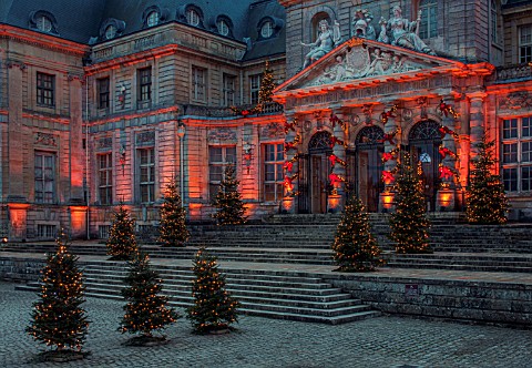 VAUX_LE_VICOMTE_FRANCE_THE_ENTRANCE_TO_THE_PALACE_AT_CHRISTMAS_DECORATED_WITH_RIBBON_BOWS_AND_CHRIST