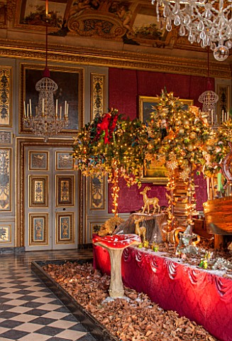 VAUX_LE_VICOMTE_FRANCE_THE_HERCULES_ANTECHAMBER_AT_CHRISTMAS_CEILINGS_AND_WALL_PANELS_DECORATED_BY_L