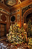 VAUX LE VICOMTE, FRANCE: THE DINING ROOM DECORATED FOR CHRISTMAS. RICHLY DECORATED CHRISTMAS TREE LADEN WITH FROSTED CONES, SUGAR RIMMED ROSES AND GLASS BAUBLES