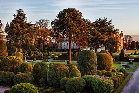 BRODSWORTH_HALL_YORKSHIRE_THE_FRONT_OF_THE_HALL_AT_DAWN_WINTER_JANUARY_TOPIARY_EVERGREEN_BORDER_MONK
