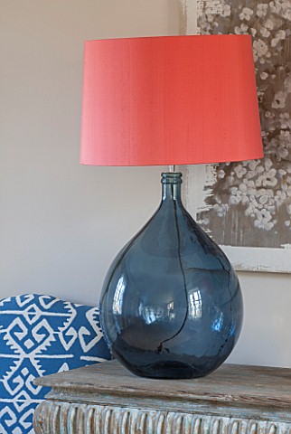 THE_FREETH_HEREFORDSHIRE_THE_SITTING_ROOM_BLOSSOM_PRINT_TEAL_GLASS_LAMPS_PINK_APRICOT_SHADE