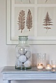 THE FREETH, HEREFORDSHIRE: THE SITTING ROOM. LARGE GLASS JARS ON TABLE WITH DECORATIVE WOVEN BALLS, FERN PRINT. LIVING, ROOM, CANDLES