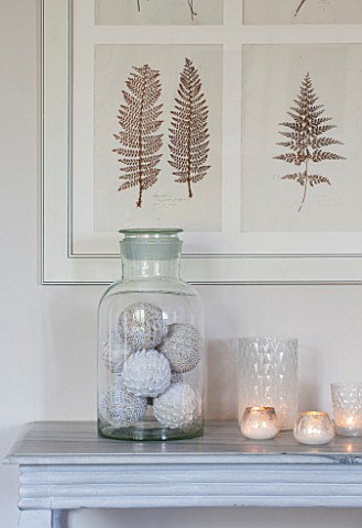 THE_FREETH_HEREFORDSHIRE_THE_SITTING_ROOM_LARGE_GLASS_JARS_ON_TABLE_WITH_DECORATIVE_WOVEN_BALLS_FERN