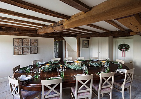 THE_FREETH_HEREFORDSHIRE_DINING_ROOM_DINING_TABLE_CHAIRS_CHRISTMAS_PINE_AND_FIR_WREATH