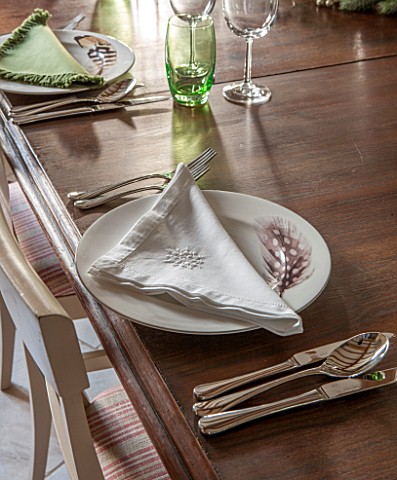 THE_FREETH_HEREFORDSHIRE_DINING_ROOM_DINING_TABLE_NAPKIN_FEATHER_PLATE
