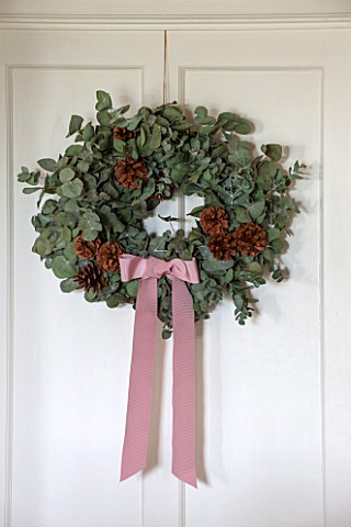 THE_FREETH_HEREFORDSHIRE_DINING_ROOM_PINE_AND_FIR_WREATH_ON_DOOR_CHRISTMAS_DECORATION