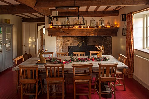 THE_FREETH_HEREFORDSHIRE_KITCHEN_DINER__WOODEN_FARMHOUSE_TABLE_SCHOOL_CHURCH_CHAIRS_GOLDEN_ANTIQUE_A
