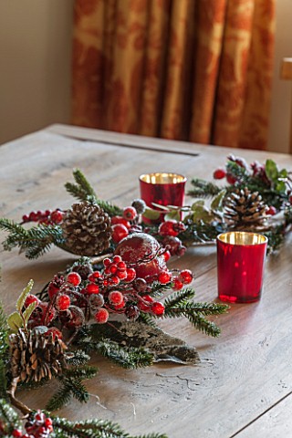 THE_FREETH_HEREFORDSHIRE_KITCHEN_DINER__WOODEN_TABLE_WITH_BERRY_DECORATION_AND_CANDLE_HOLDERS_CHRIST