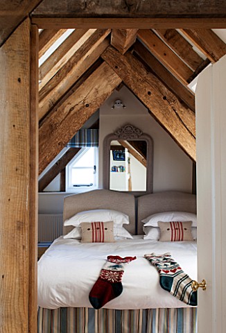 THE_FREETH_HEREFORDSHIRE_BEDROOM_WITH_EVES_WOODEN_BEAMS_STOCKINGS_CHRISTMAS_CUSHIONS_BED