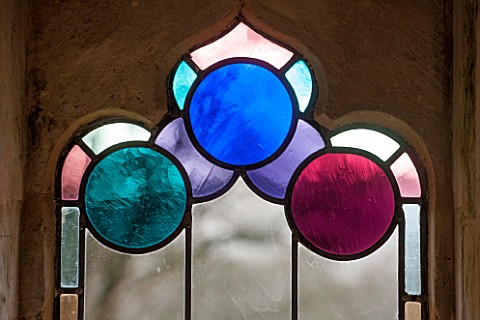 PAINSWICK_ROCOCO_GARDEN_GLOUCESTERSHIRE_STAINED_GLASS_IN_A_WINDOW_IN_THE_RED_HOUSE_GOTHIC_BUILDING_F