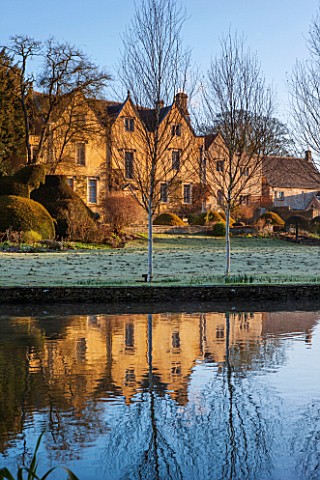 ABLINGTON_MANOR_GLOUCESTERSHIRE_FEBRUARY_VIEW_TO_THE_HOUSE_AT_SUNRISE_WITH_RIVER_COLNE__LAWN_AND_TOP