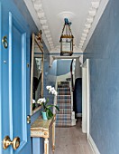 LONDON HOUSE DESIGNED BY JULIE SIMONSEN. ENTRANCE AND HALLWAY WITH POLISHED PLASTER WALLS AND CARPETED STAIRS