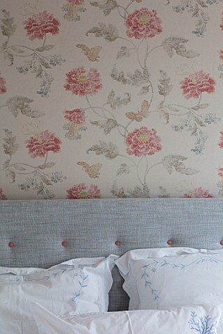 LONDON_HOUSE_DESIGNED_BY_JULIE_SIMONSEN_BEDROOM_WITH_FLORAL_OSBORNE__LITTLE_WALLPAPER_WITH_GREY_LINE