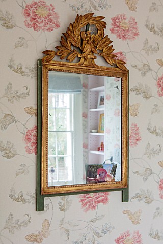 LONDON_HOUSE_DESIGNED_BY_JULIE_SIMONSEN_ANTIQUE_GILDED_MIRROR_ON_WALL_FLORAL_DESIGN_WALLPAPER_BY_OSB