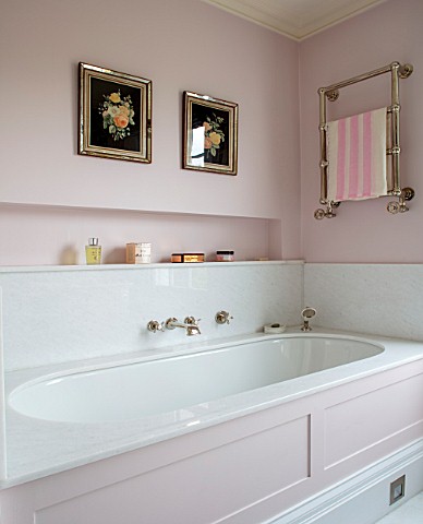 LONDON_HOUSE_DESIGNED_BY_JULIE_SIMONSEN_PINK_BATHROOM_PANELLED_BATH_WITH_TOWEL_RAIL_AND_ANTIQUE_FLOW