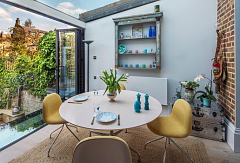 LONDON_HOUSE_DESIGNED_BY_JULIE_SIMONSEN_MORNING_ROOM_WITH_GLASS_BIFOLD_DOORS__LEADING_TO_GARDEN_CIRC