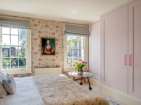 LONDON_HOUSE_DESIGNED_BY_JULIE_SIMONSEN_GUEST_BEDROOM_WITH_PAINTING_OF_YOUNG_GIRL_FOUND_AT_PARISIAN_