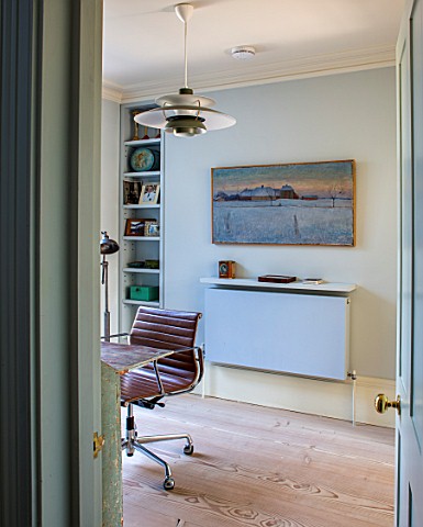 LONDON_HOUSE_DESIGNED_BY_JULIE_SIMONSEN_RELAXED_OFFICE_SPACE_BETWEEN_LIVING_ROOM_AND_KITCHEN_WITH_DE