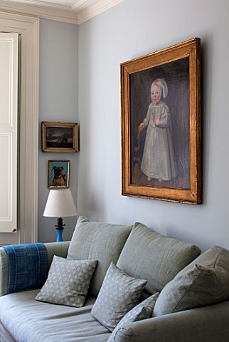 LONDON_HOUSE_DESIGNED_BY_JULIE_SIMONSEN_LIVING_ROOM_WITH_INHERITED_DUTCH_PAINTING_THAT_PROVIDED_INSP