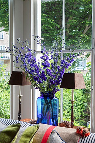DESIGNER_BUTTER_WAKEFIELD_LONDON__THE_FRONT_ROOM__SETTEE_WITH_WINDOW_AND_BLUE_CONTAINER_WITH_BLUE_DE