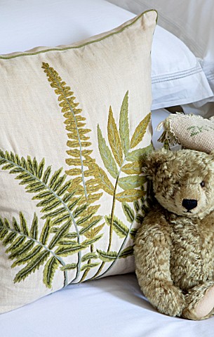 BUTTER_WAKEFIELD_HOUSE_LONDON_ZOES_BEDROOM_TEDDY_BEAR_AND_FERN_CUSHION
