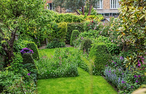 BUTTER_WAKEFIELD_HOUSE_LONDON_GARDEN_WITH_LAWN_STONE_CONTAINER_WITH_HYDRANGEA_WILDFLOWER_MEADOW_CLIP